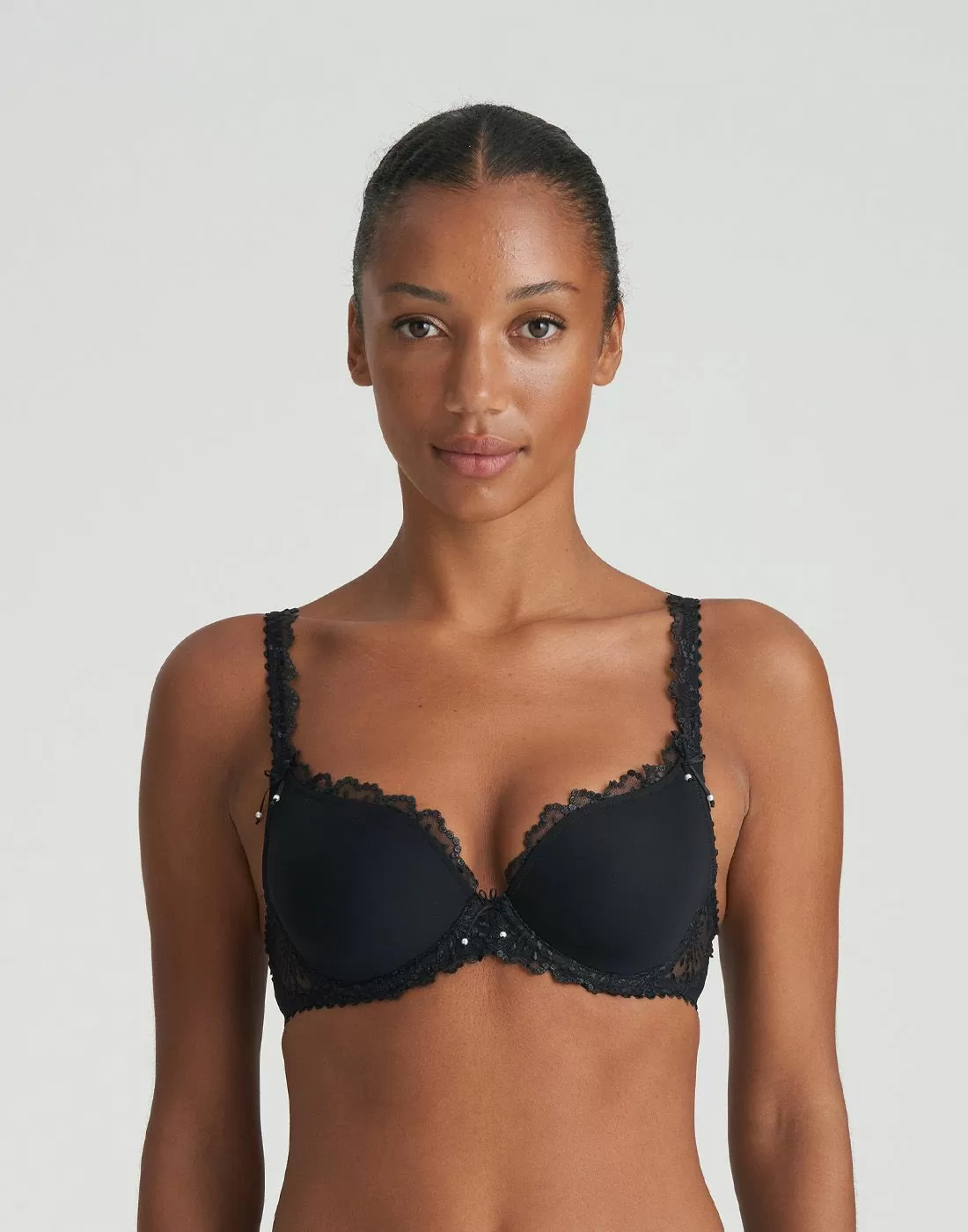 jente i svart heartshape BH med blonder fra marie jo