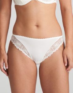 jente i hvit blondetruse fra marie jo jane