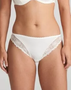 jente i hvit blondetruse fra marie jo jane