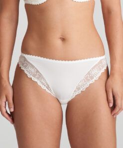 jente i hvit blondetruse fra marie jo jane