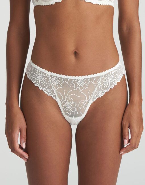 jente i hvit stringtruse fra marie jo