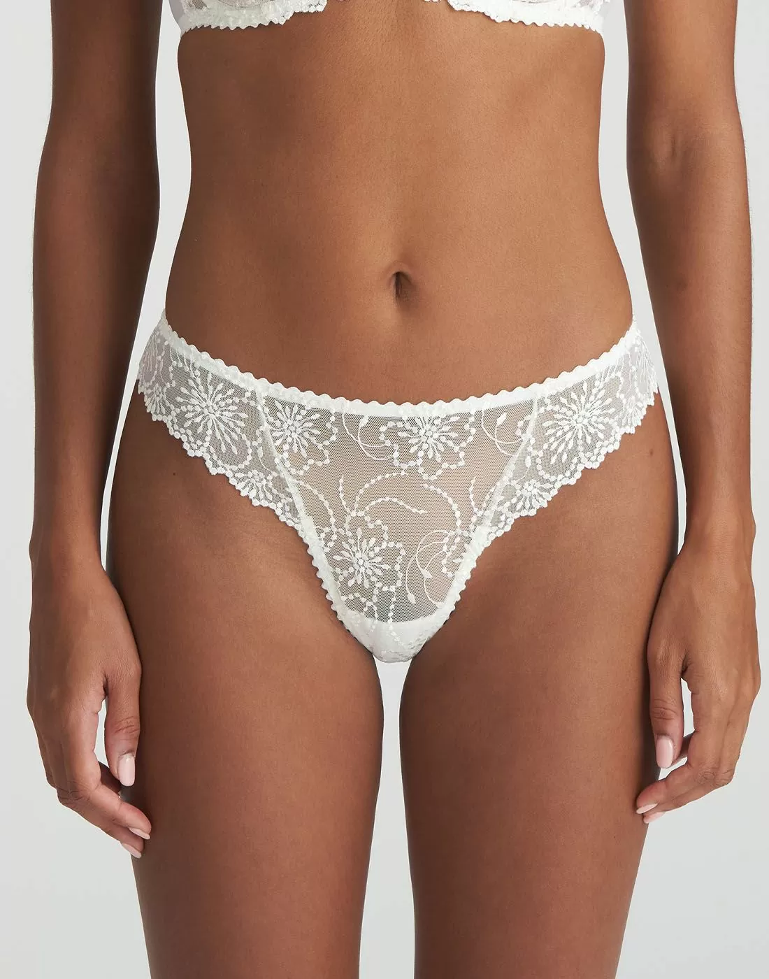 jente i hvit stringtruse fra marie jo