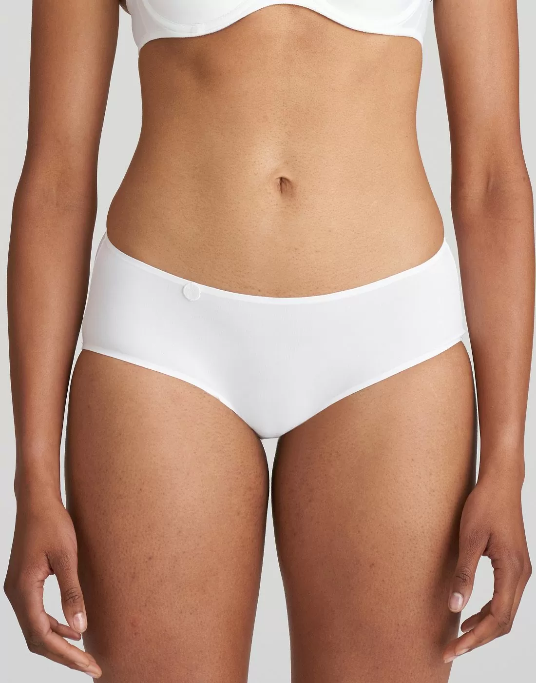 jente i hvit sømløs hipster truse fra marie jo