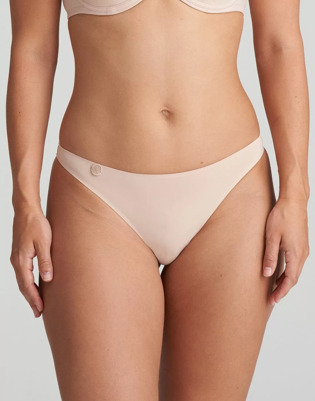 jente i beige stringtruse sømløs fra marie jo