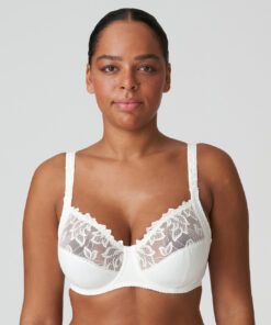 mørk kvinne med blonde BH i offwhite fra prima donna