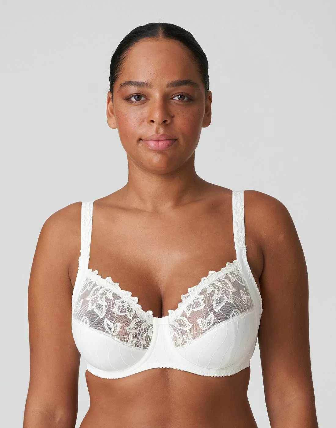 mørk kvinne med blonde BH i offwhite fra prima donna