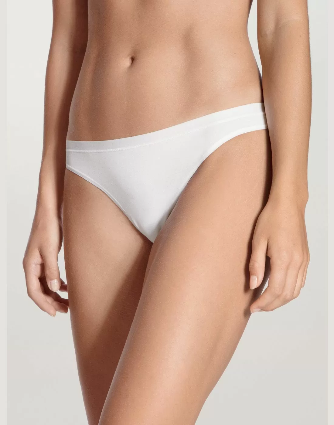 jente i hvit stringtruse av bomull