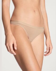 jente i beige stringtruse i bomull