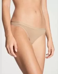 jente i beige stringtruse i bomull