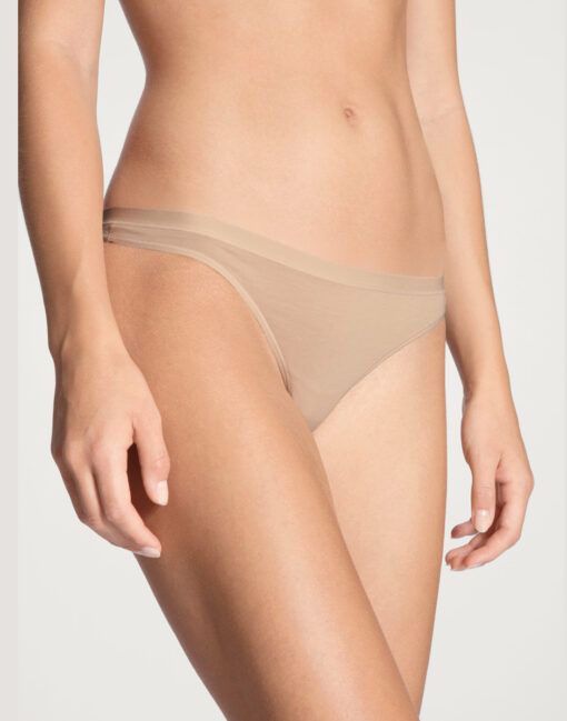 jente i beige stringtruse i bomull