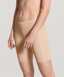 jente i biker shorts i beige fra calida