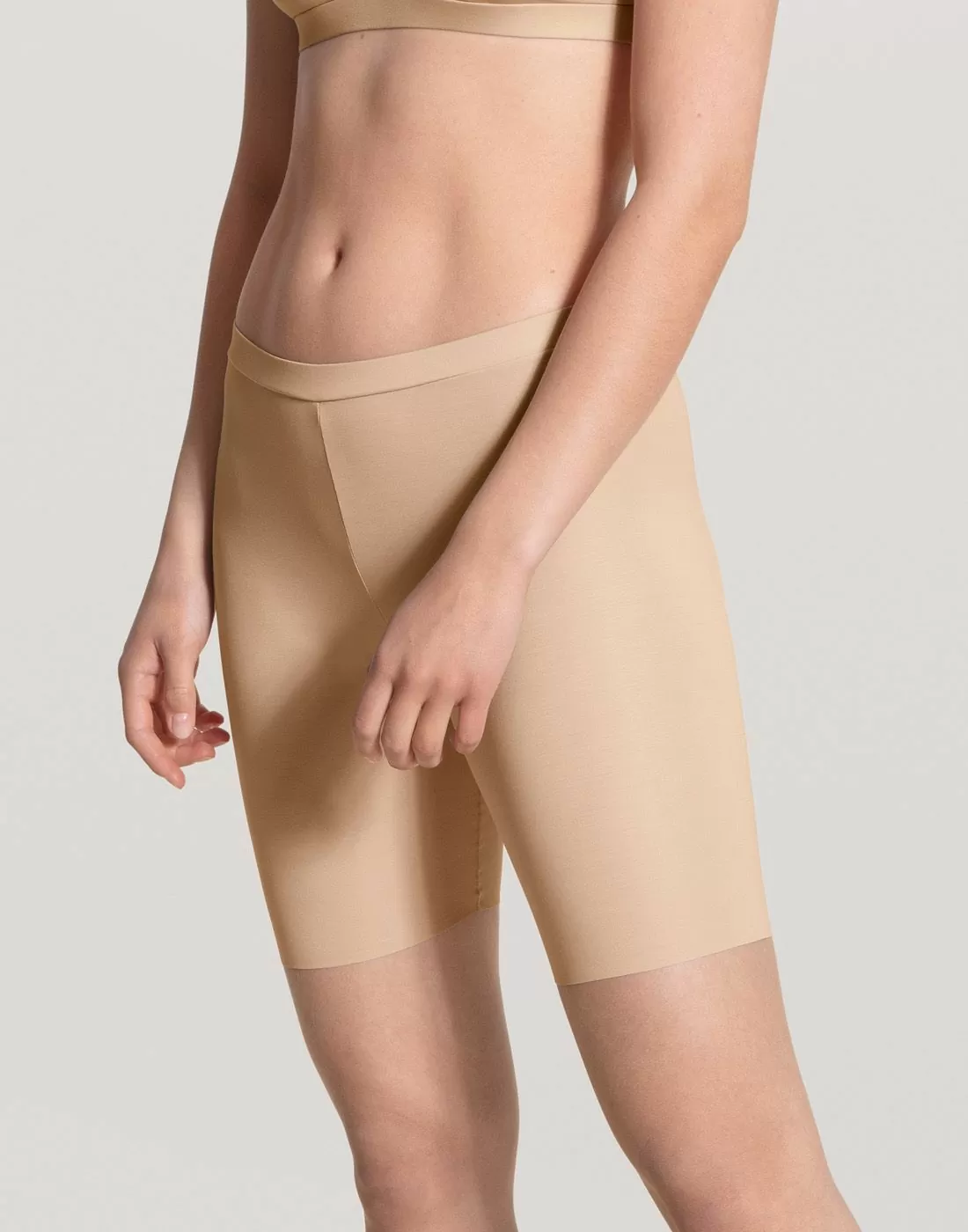 jente i biker shorts i beige fra calida