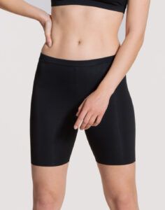 jente i svart biker shorts fra calida