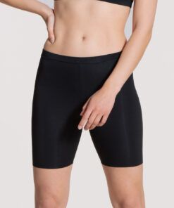 jente i svart biker shorts fra calida