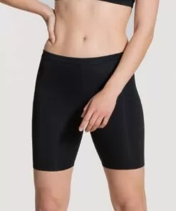 jente i svart biker shorts fra calida