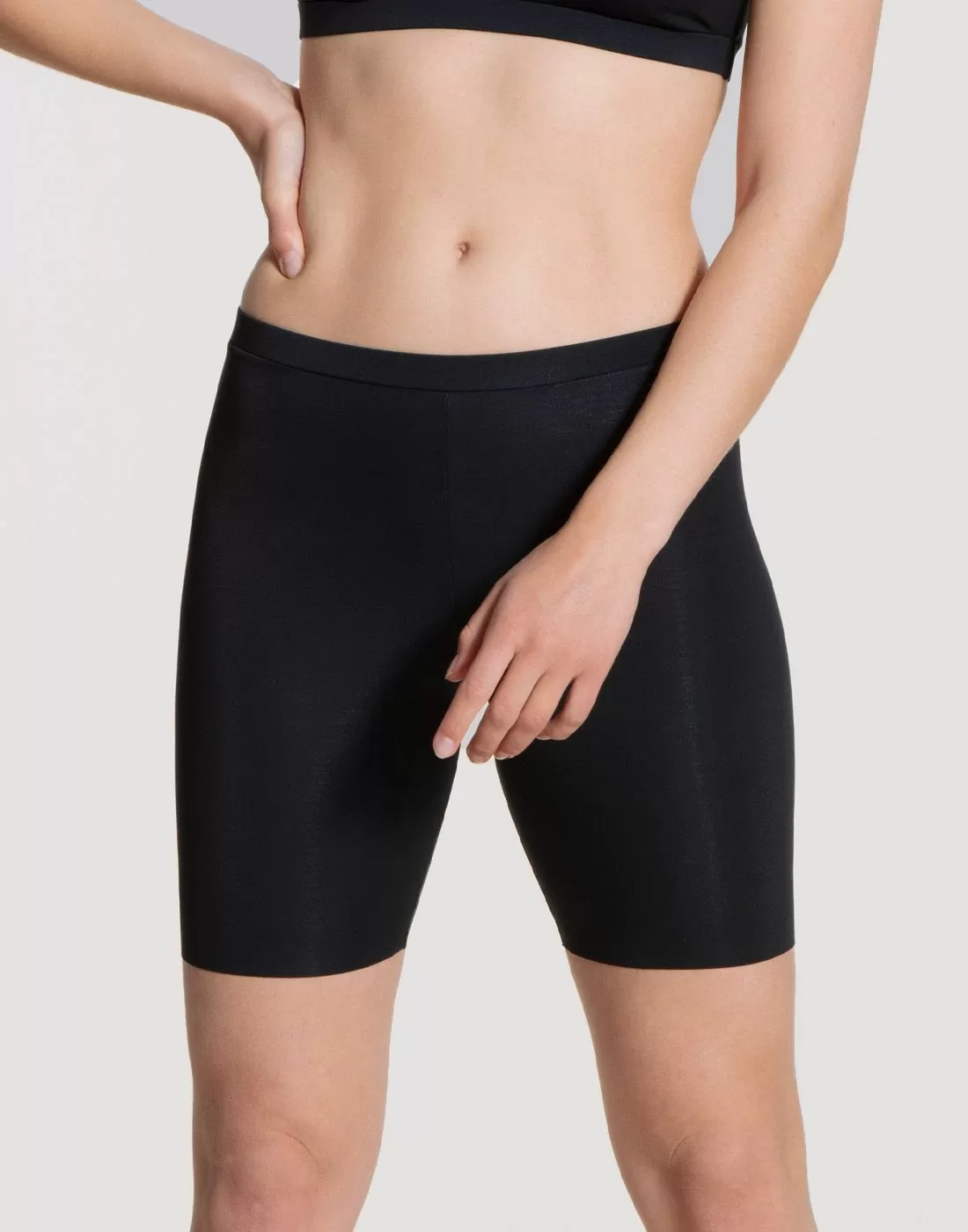 jente i svart biker shorts fra calida