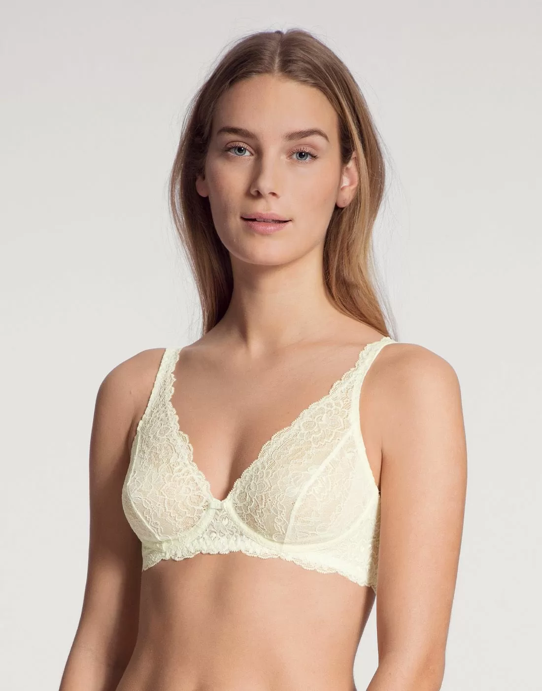 jente i hvit uvattert BH uten spile