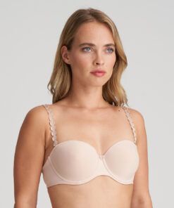 jente i beige stroppløs BH fra Marie Jo