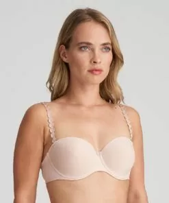 jente i beige stroppløs BH fra Marie Jo