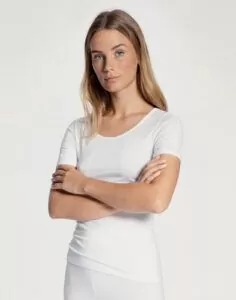 blond jente i hvit t-skjorte av bomull