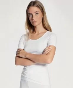 blond jente i hvit t-skjorte av bomull