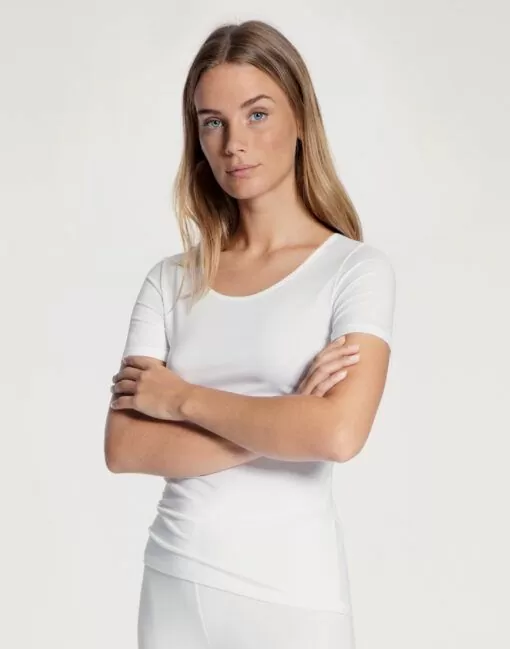 blond jente i hvit t-skjorte av bomull