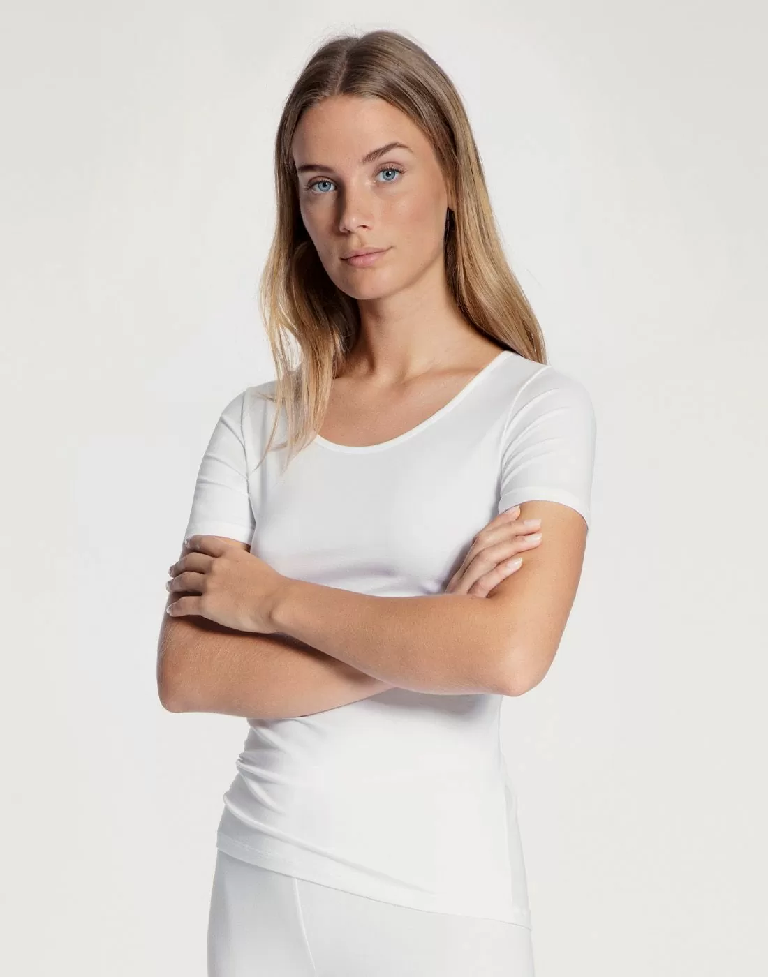 blond jente i hvit t-skjorte av bomull