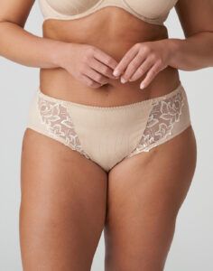 kvinne i high waist beige truse med blonder