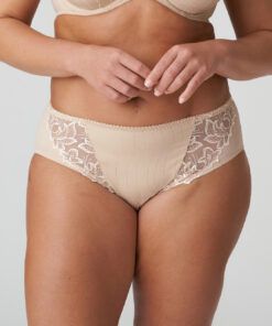 kvinne i high waist beige truse med blonder