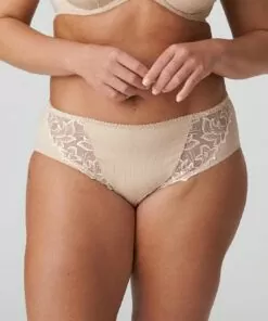 kvinne i high waist beige truse med blonder