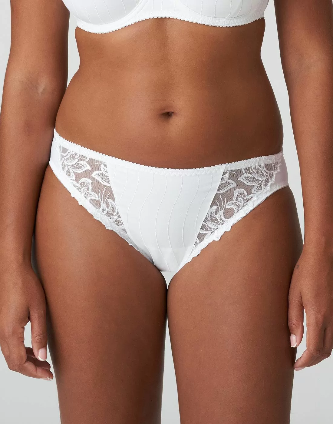 kvinne i hvit truse med blonder fra prima donna