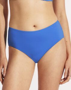 Jente i blå high waist bikinitruse fra seafolly