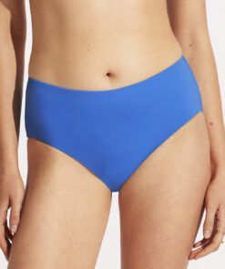 Jente i blå high waist bikinitruse fra seafolly