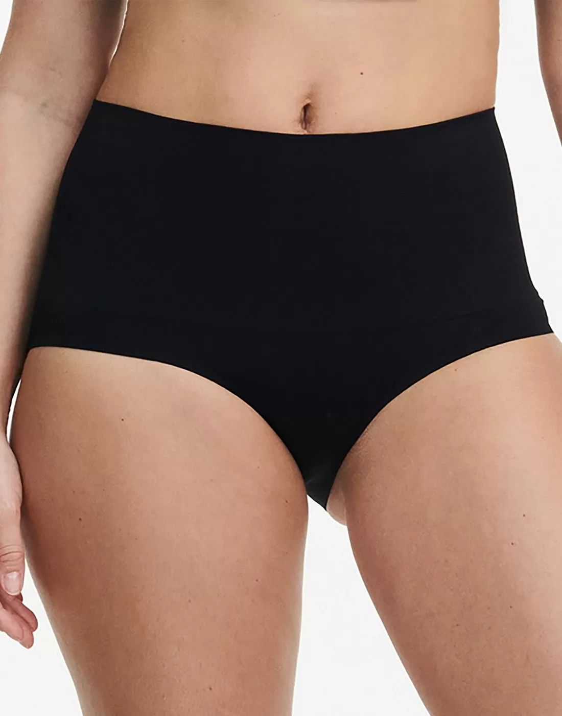 Sort hold in truse fra Chantelle på underkropp