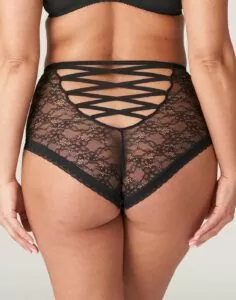 Kvinne med sort high waist truse i blonder