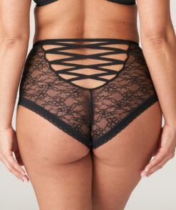 Kvinne med sort high waist truse i blonder