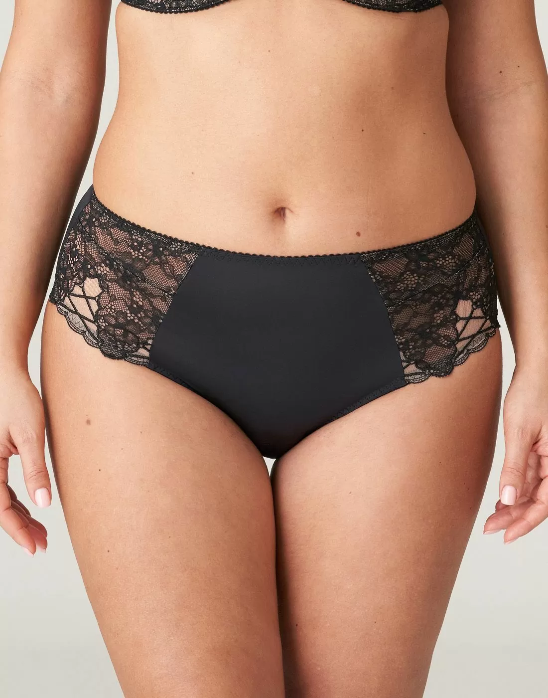 kvinne i sort high waist truse fra Prima donna