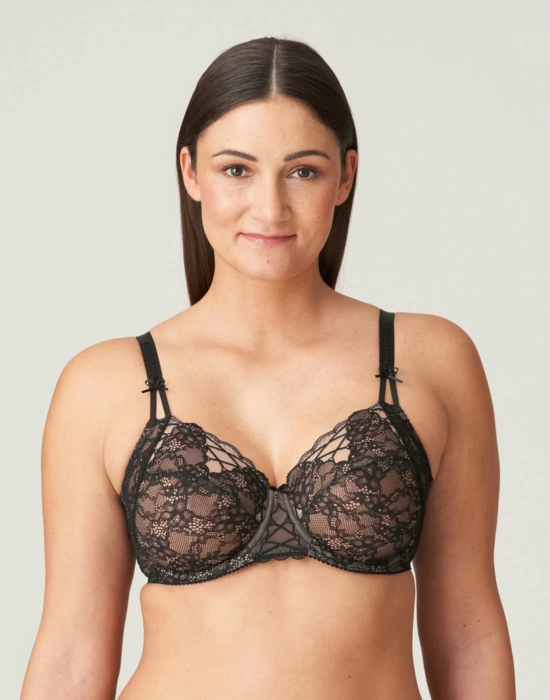 kvinne i svart BH med blonder