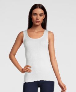jente i hvit ull og silke singlet ribbestrikket