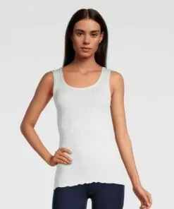 jente i hvit ull og silke singlet ribbestrikket