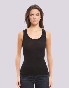 kvinne i svart ribbestrikket ull og silke singlet