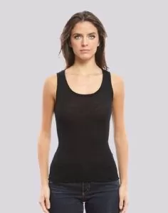kvinne i svart ribbestrikket ull og silke singlet