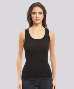 kvinne i svart ribbestrikket ull og silke singlet