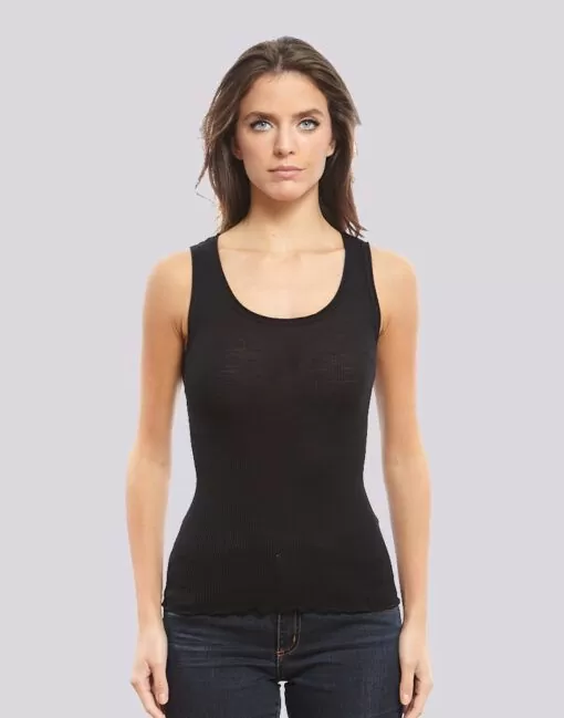 kvinne i svart ribbestrikket ull og silke singlet