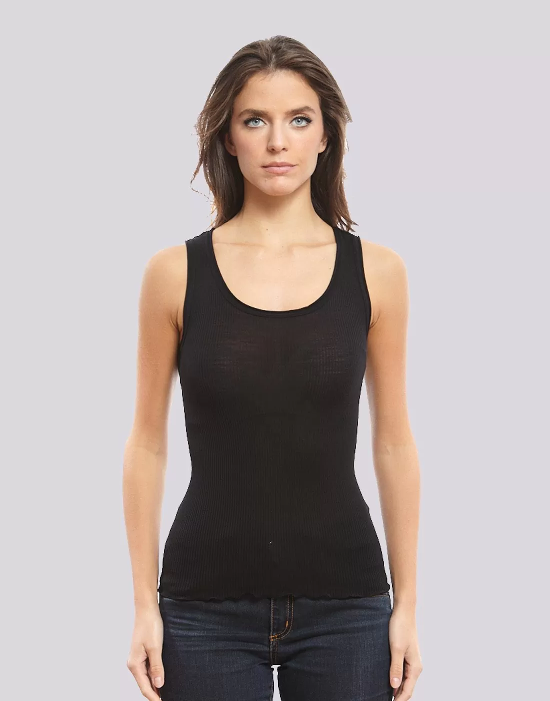 kvinne i svart ribbestrikket ull og silke singlet