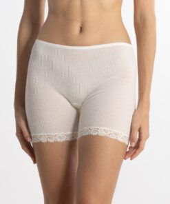 kvinne i ull og silke shorts med blondekant