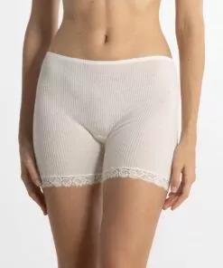kvinne i ull og silke shorts med blondekant