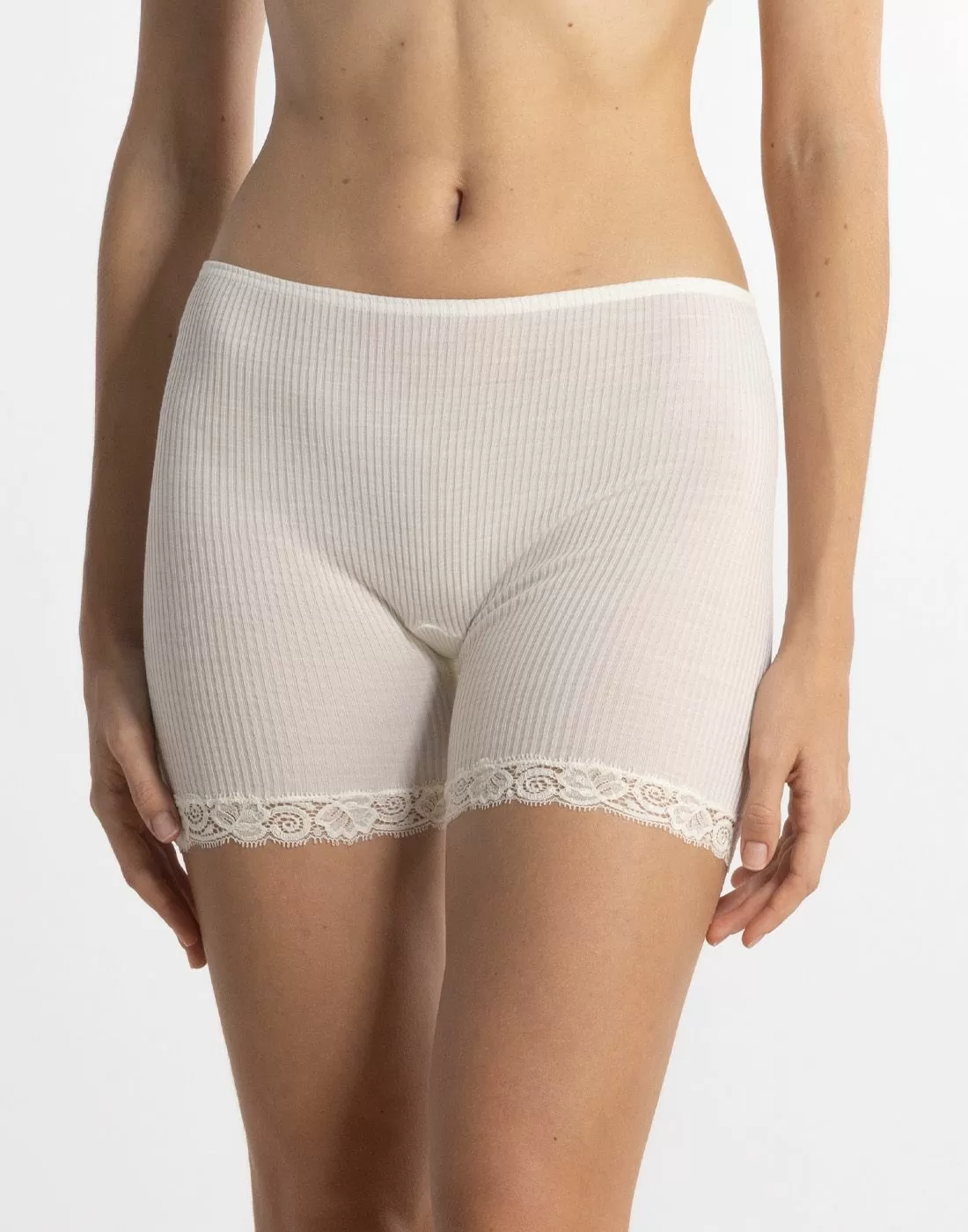 kvinne i ull og silke shorts med blondekant