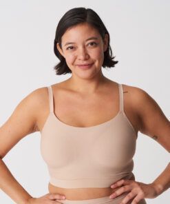 jente i beige bralette BH topp uten spiler