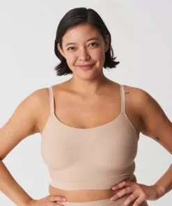 jente i beige bralette BH topp uten spiler